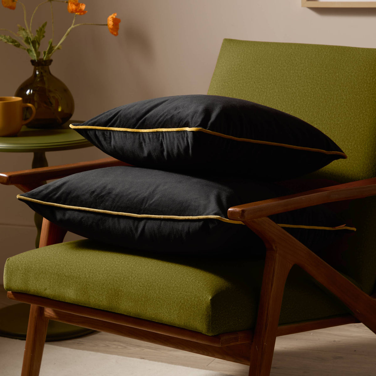 Meridian Velvet Cushion Black/Gold