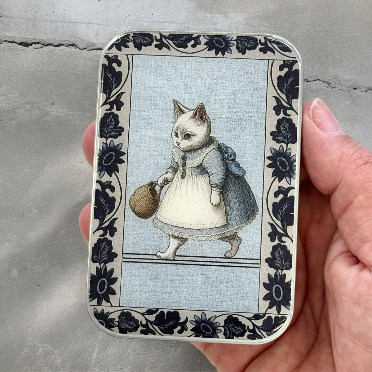 Kitty notions tin: Small
